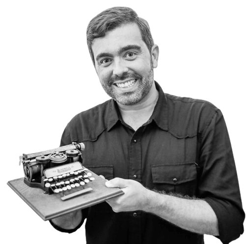 Anderson Olivieri segurando uma máquina de escrever antiga